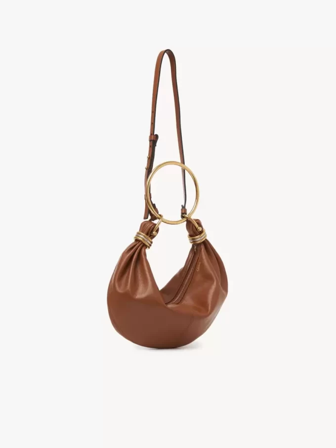 Bolso Hobo pequeño tipo pulsera en piel granulada