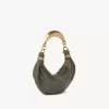 Bolso hobo pequeño tipo pulsera en piel granulada