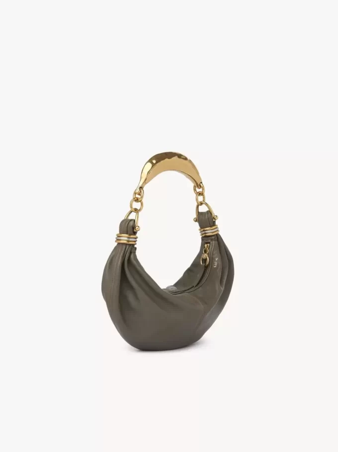 Bolso hobo pequeño tipo pulsera en piel granulada