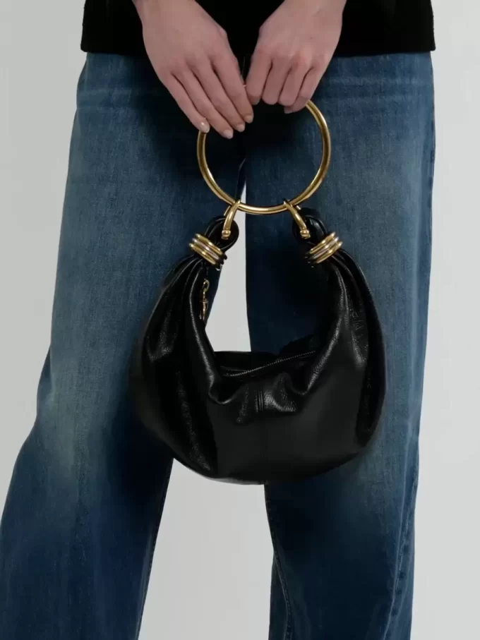 Bolso Hobo pequeño tipo pulsera en piel granulada