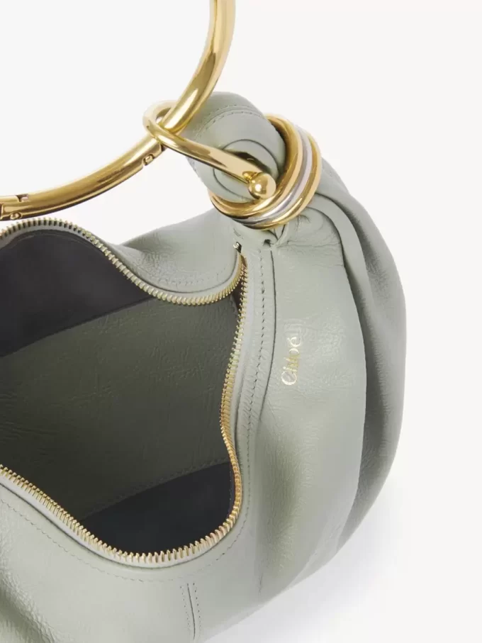 Bolso Hobo pequeño tipo pulsera en piel granulada