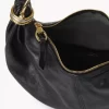 Bolso hobo pequeño tipo pulsera en piel granulada