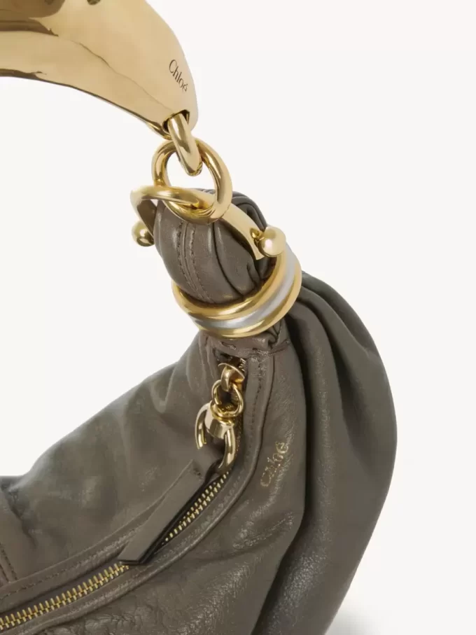 Bolso hobo pequeño tipo pulsera en piel granulada