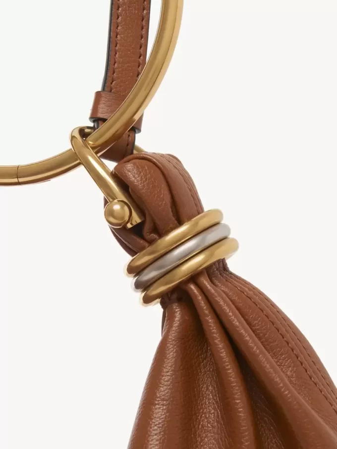 Bolso Hobo pequeño tipo pulsera en piel granulada
