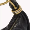 Bolso Hobo pequeño tipo pulsera en piel granulada