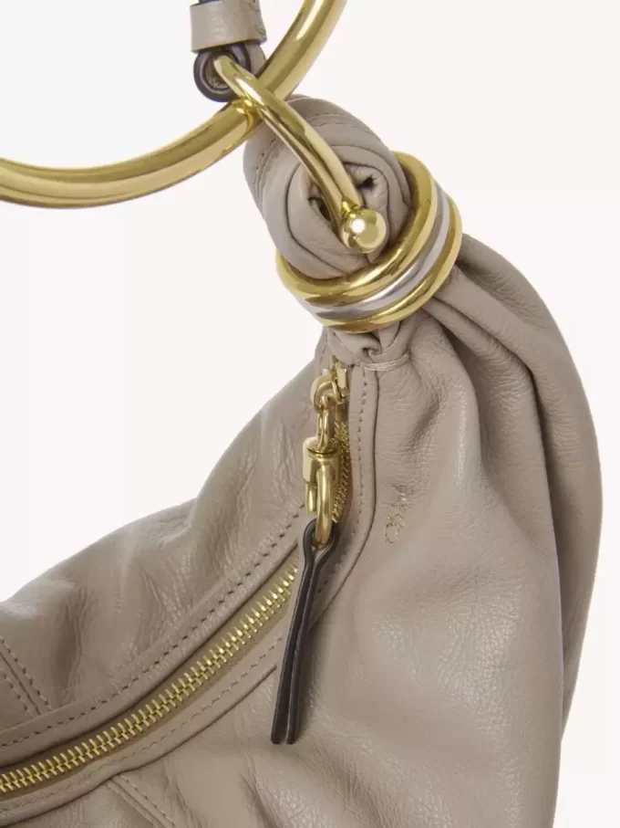 Bolso hobo pequeño tipo pulsera en piel granulada