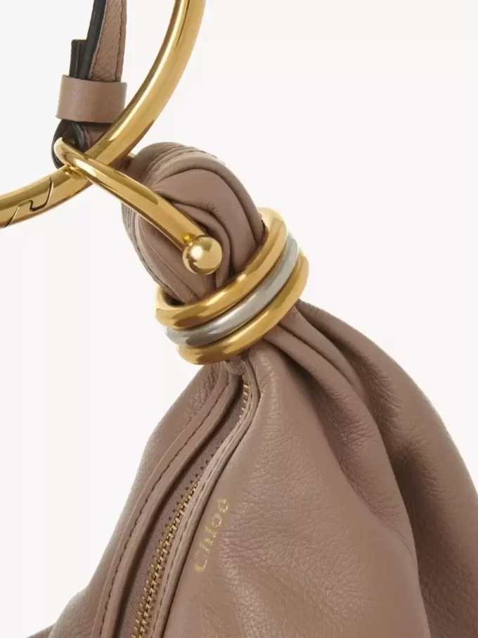 Bolso Hobo pequeño tipo pulsera en piel granulada