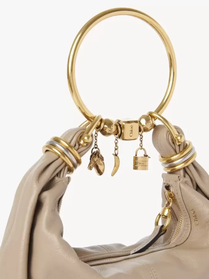 Bolso Hobo pequeño tipo pulsera en piel granulada