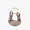 Bolso Hobo pequeño tipo pulsera en piel metalizada