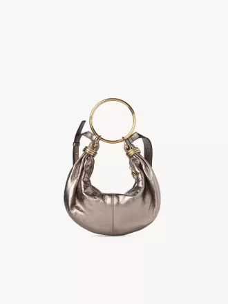 Bolso Hobo pequeño tipo pulsera en piel metalizada