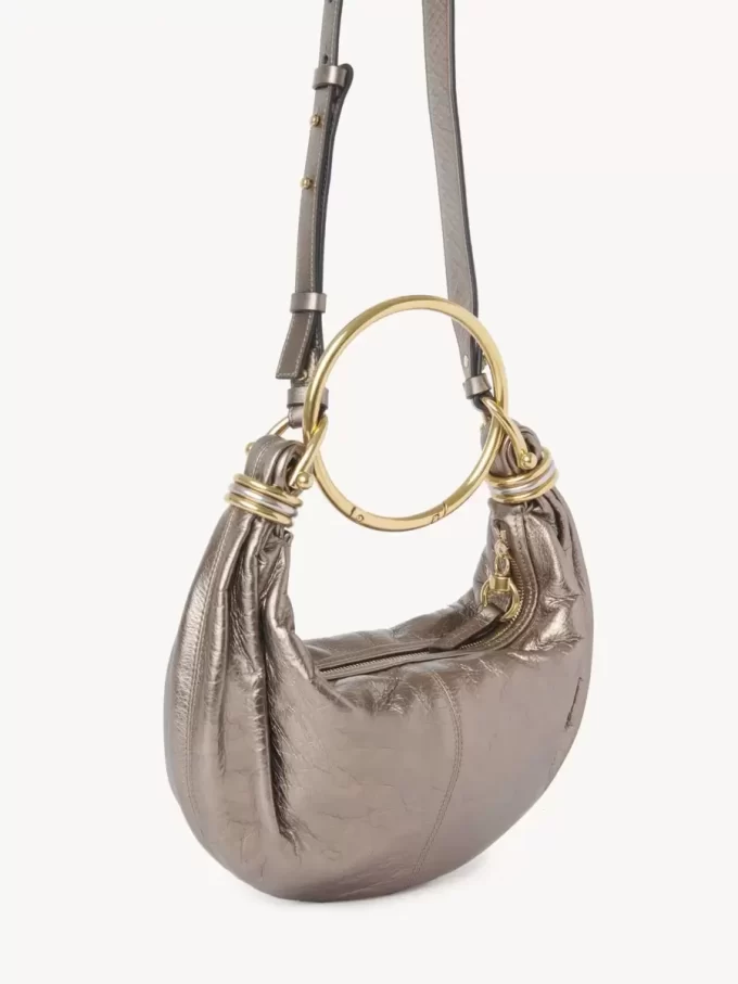Bolso Hobo pequeño tipo pulsera en piel metalizada