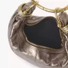 Bolso Hobo pequeño tipo pulsera en piel metalizada