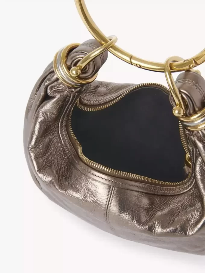 Bolso Hobo pequeño tipo pulsera en piel metalizada