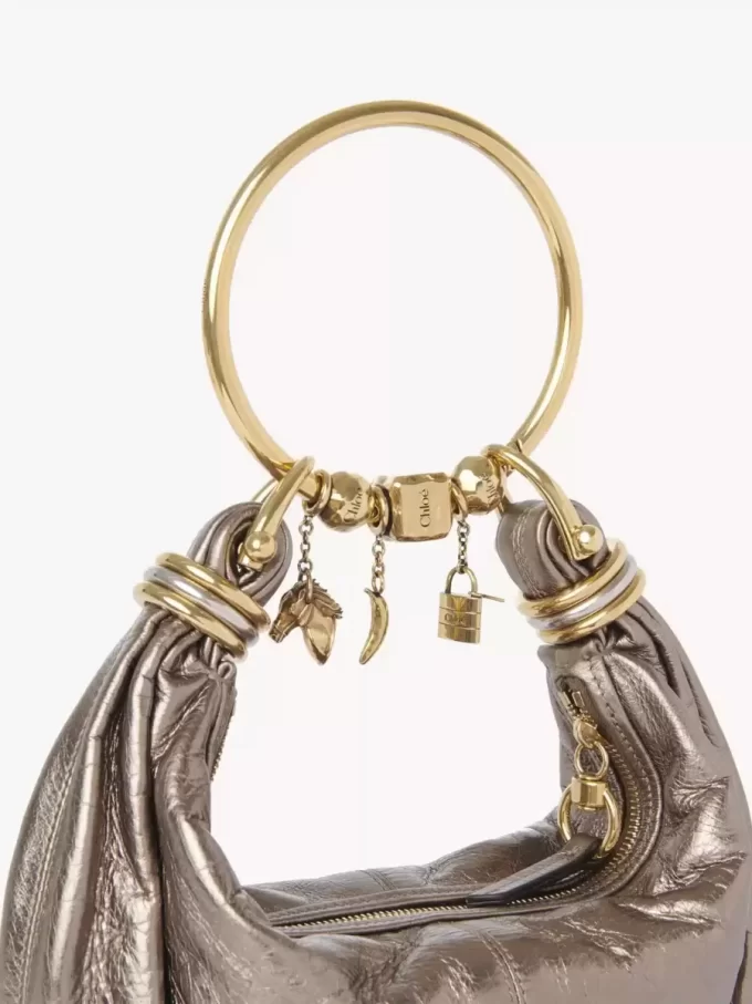 Bolso Hobo pequeño tipo pulsera en piel metalizada