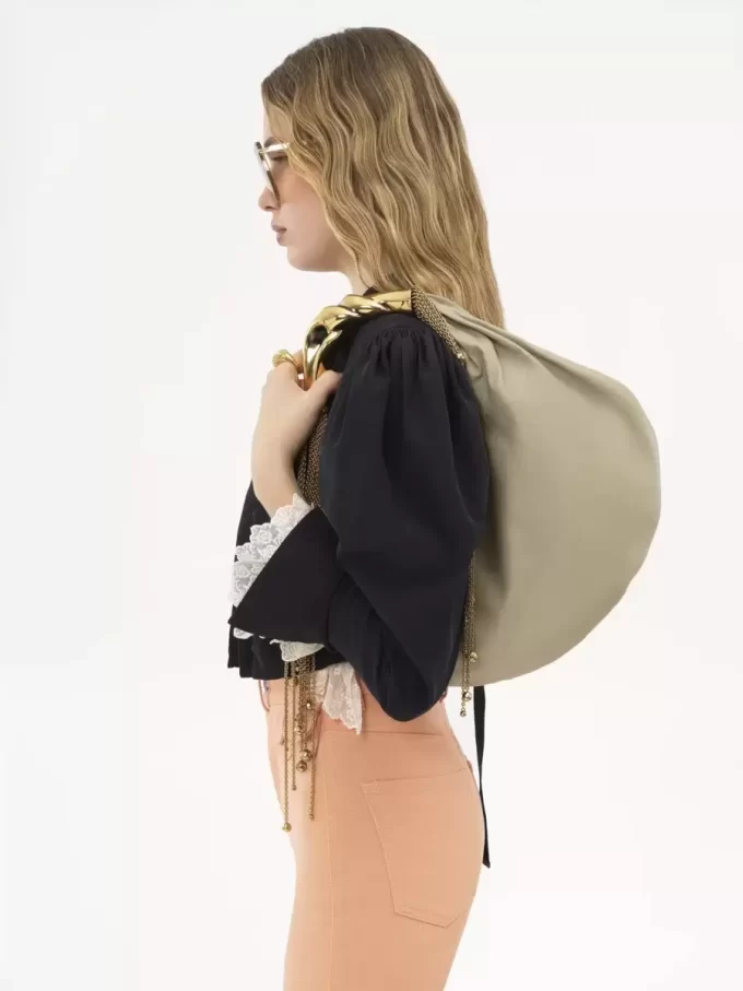 Bolso hobo Twisted Shell en piel brillante Bolso hobo Twisted Shell en piel brillante