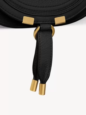 Bolso pequeño Marcie Saddle en piel granulada Bolso pequeño Marcie Saddle en piel granulada