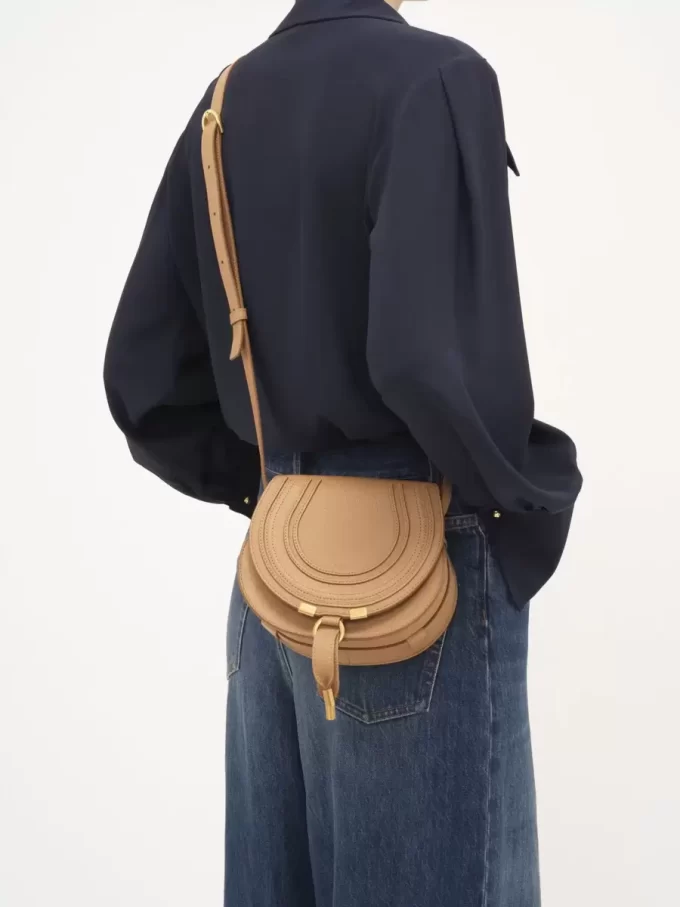 Bolso pequeño Marcie Saddle en piel granulada