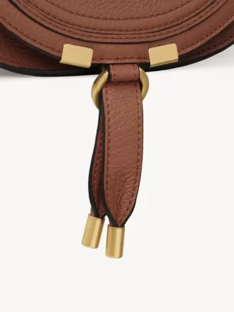 Bolso pequeño Marcie Saddle en piel granulada