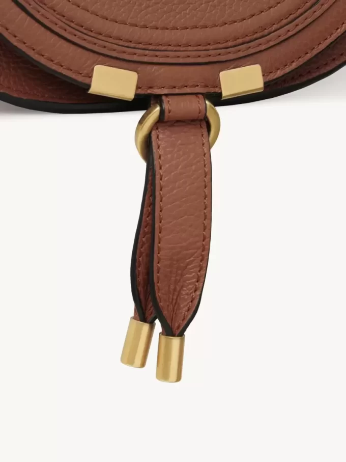 Bolso pequeño Marcie Saddle en piel granulada