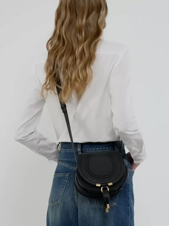 Bolso pequeño Marcie Saddle en piel granulada Bolso pequeño Marcie Saddle en piel granulada
