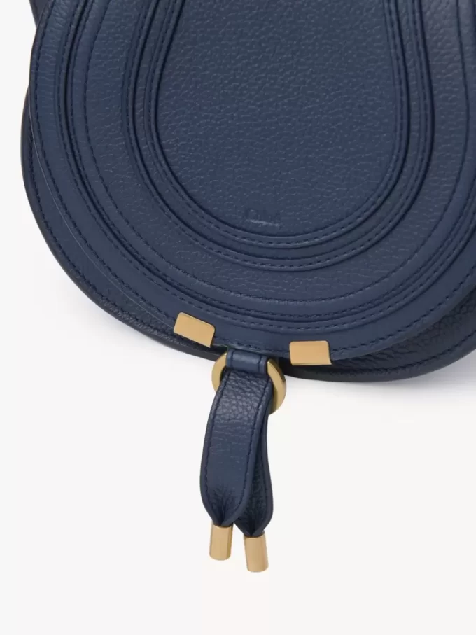 Bolso pequeño Marcie Saddle en piel granulada Bolso pequeño Marcie Saddle en piel granulada