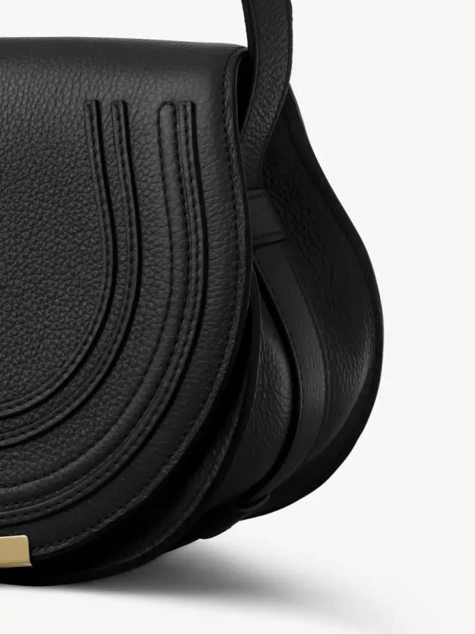 Bolso pequeño Marcie Saddle en piel granulada Bolso pequeño Marcie Saddle en piel granulada