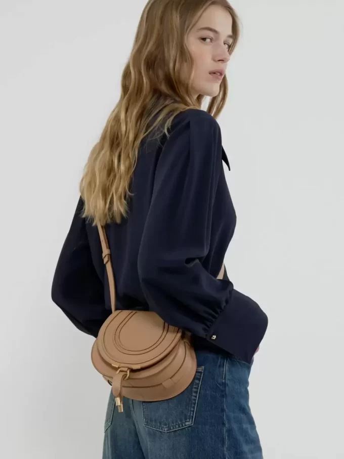Bolso pequeño Marcie Saddle en piel granulada