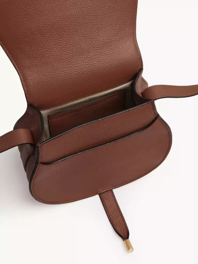 Bolso pequeño Marcie Saddle en piel granulada