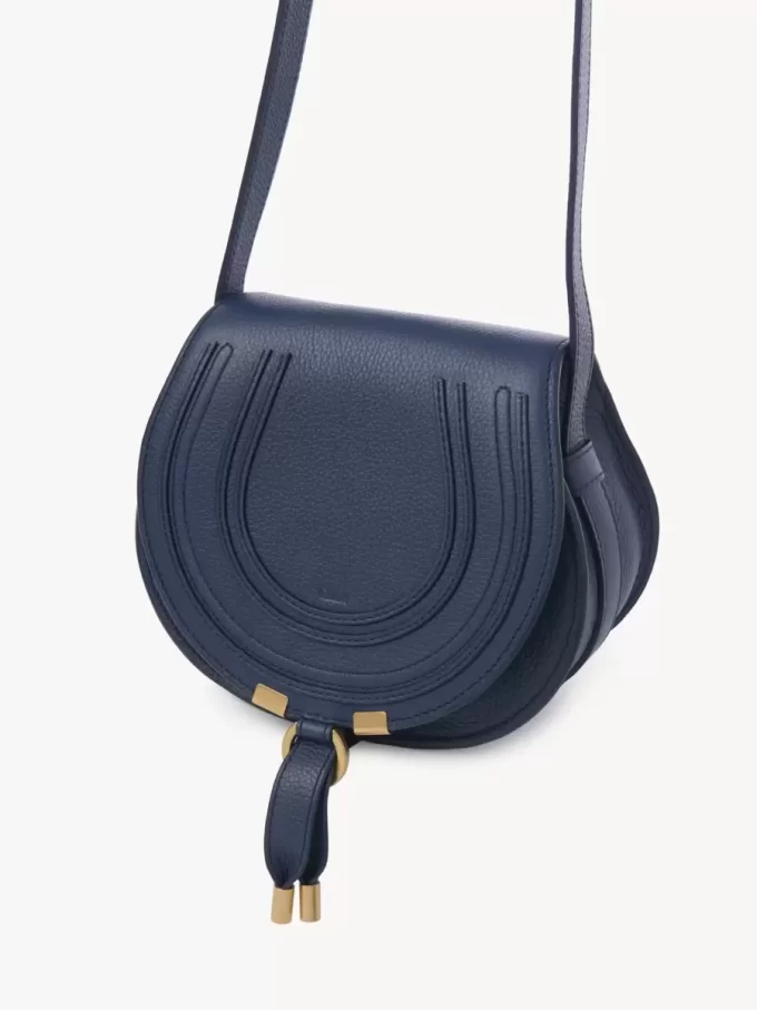 Bolso pequeño Marcie Saddle en piel granulada Bolso pequeño Marcie Saddle en piel granulada