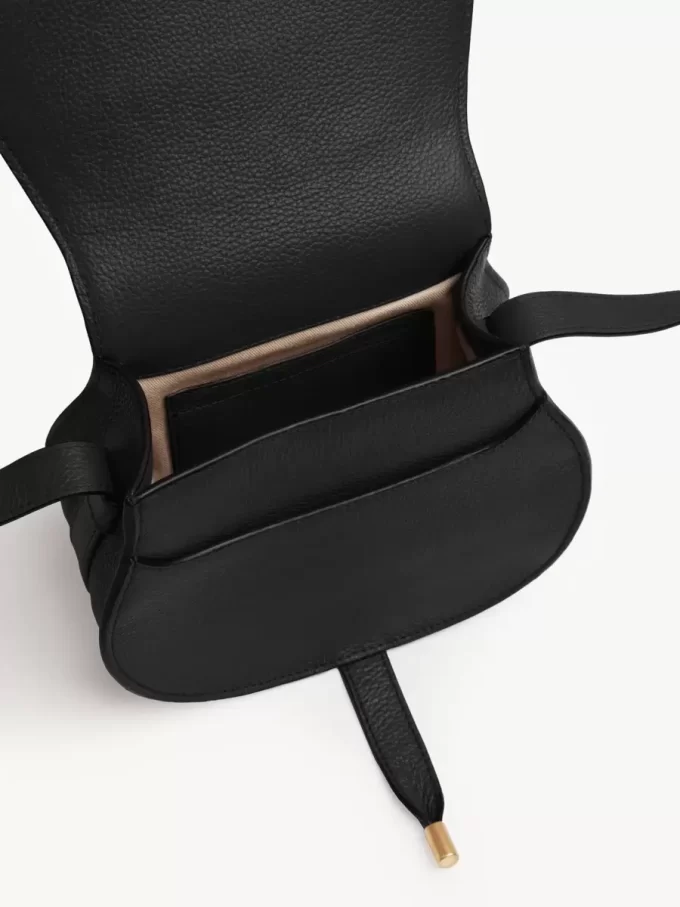 Bolso pequeño Marcie Saddle en piel granulada Bolso pequeño Marcie Saddle en piel granulada