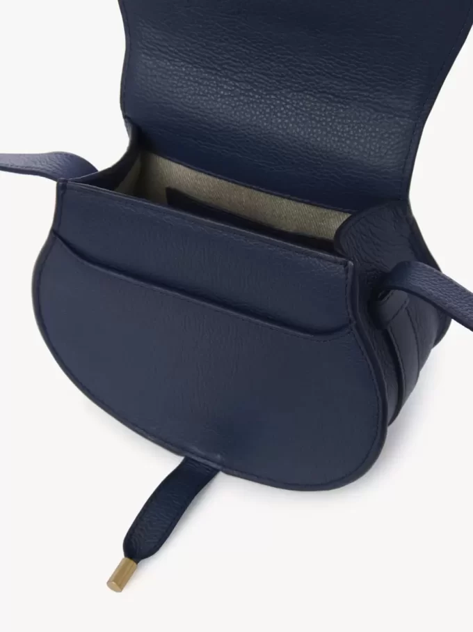 Bolso pequeño Marcie Saddle en piel granulada Bolso pequeño Marcie Saddle en piel granulada