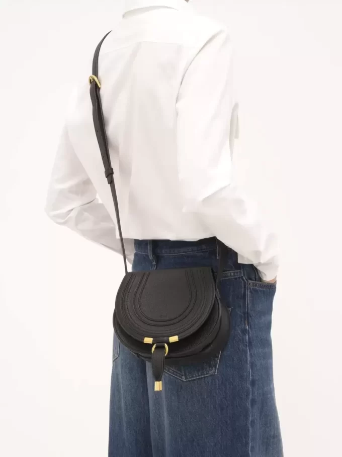 Bolso pequeño Marcie Saddle en piel granulada Bolso pequeño Marcie Saddle en piel granulada