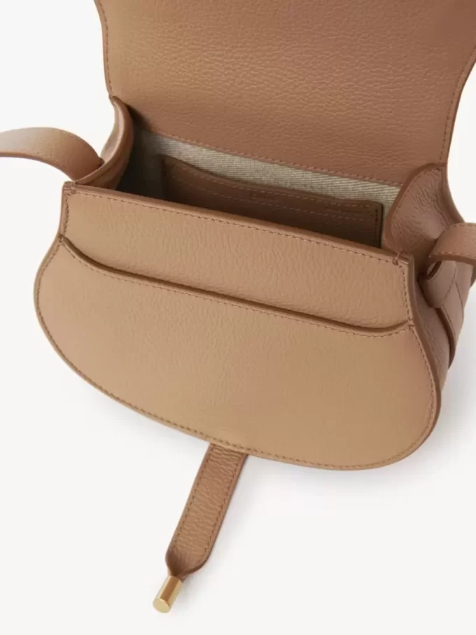 Bolso pequeño Marcie Saddle en piel granulada