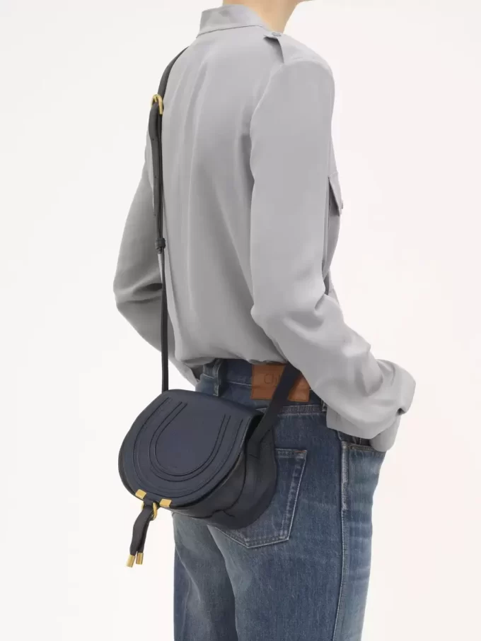 Bolso pequeño Marcie Saddle en piel granulada Bolso pequeño Marcie Saddle en piel granulada