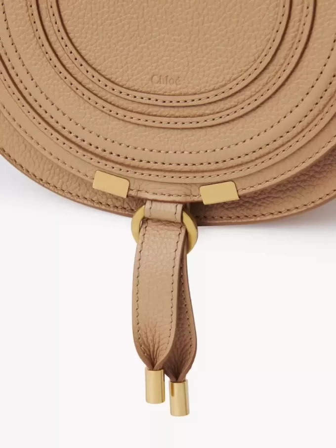 Bolso pequeño Marcie Saddle en piel granulada