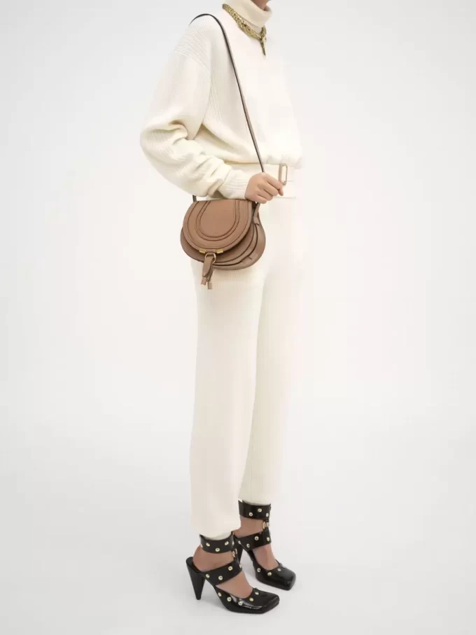 Bolso pequeño Marcie tipo sillín de piel brillante