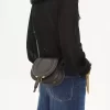 Bolso pequeño Marcie tipo sillín de piel brillante