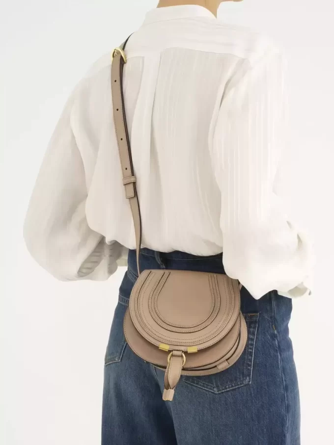 Bolso pequeño Marcie tipo sillín de piel brillante