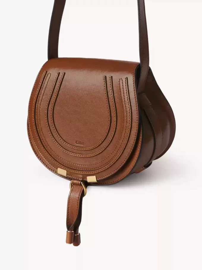 Bolso pequeño Marcie tipo sillín de piel brillante