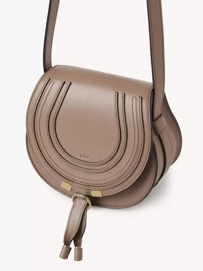 Bolso pequeño Marcie tipo sillín de piel brillante