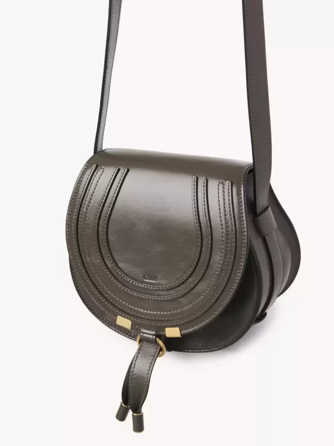 Bolso pequeño Marcie tipo sillín de piel brillante