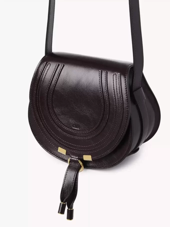 Bolso pequeño Marcie tipo sillín de piel brillante