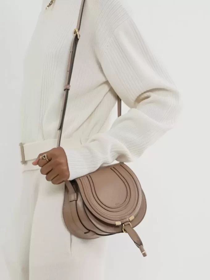 Bolso pequeño Marcie tipo sillín de piel brillante