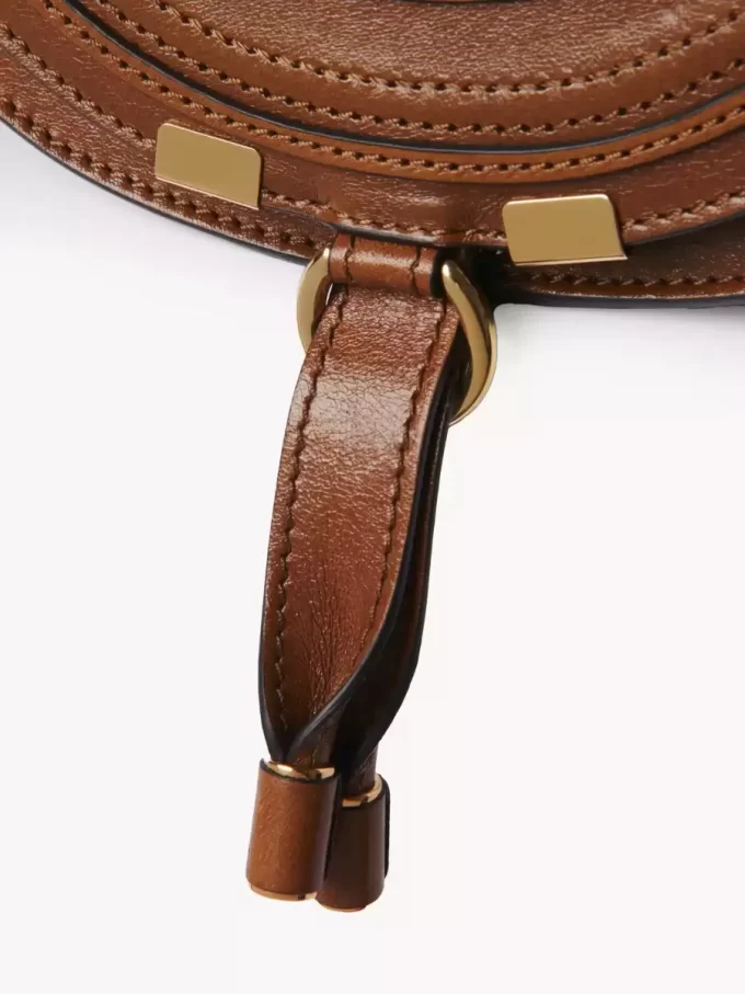 Bolso pequeño Marcie tipo sillín de piel brillante