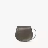 Bolso pequeño Marcie tipo sillín de piel brillante