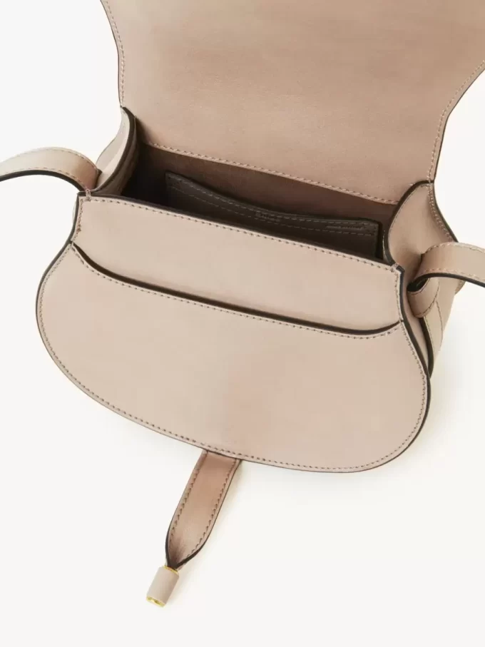 Bolso pequeño Marcie tipo sillín de piel brillante