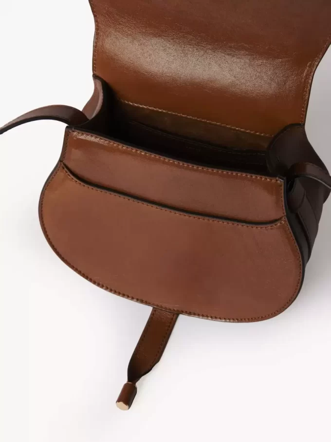 Bolso pequeño Marcie tipo sillín de piel brillante