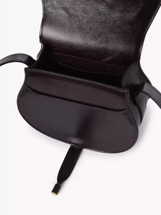 Bolso pequeño Marcie tipo sillín de piel brillante