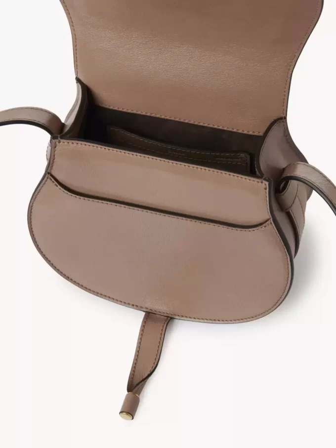 Bolso pequeño Marcie tipo sillín de piel brillante