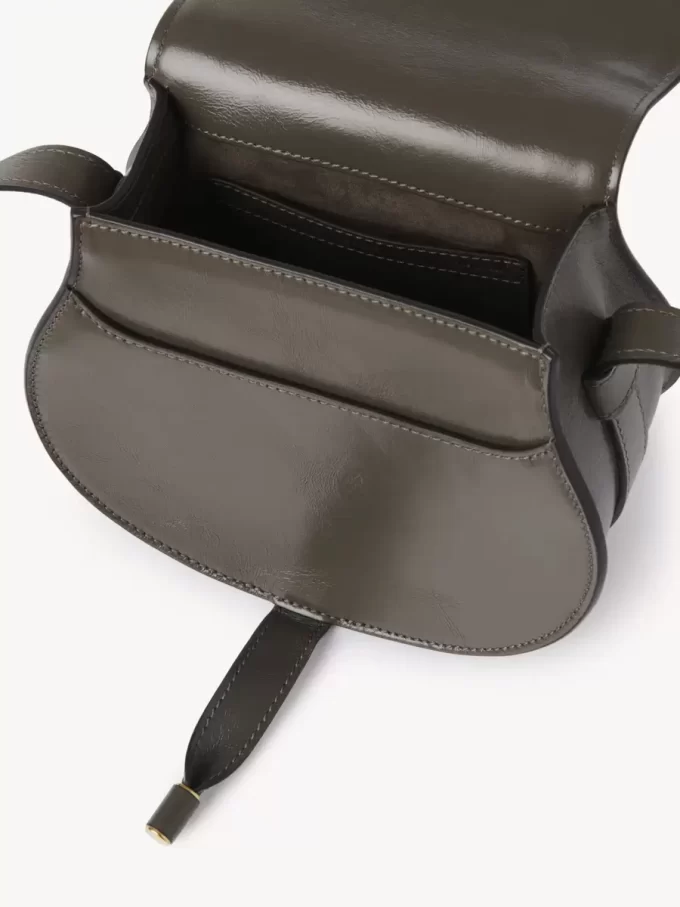 Bolso pequeño Marcie tipo sillín de piel brillante